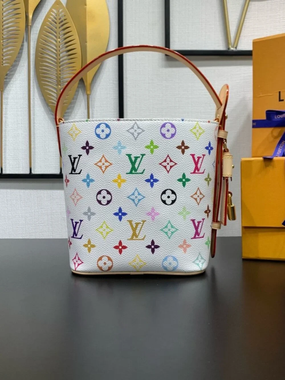 Louis Vuitton. dimensions 16